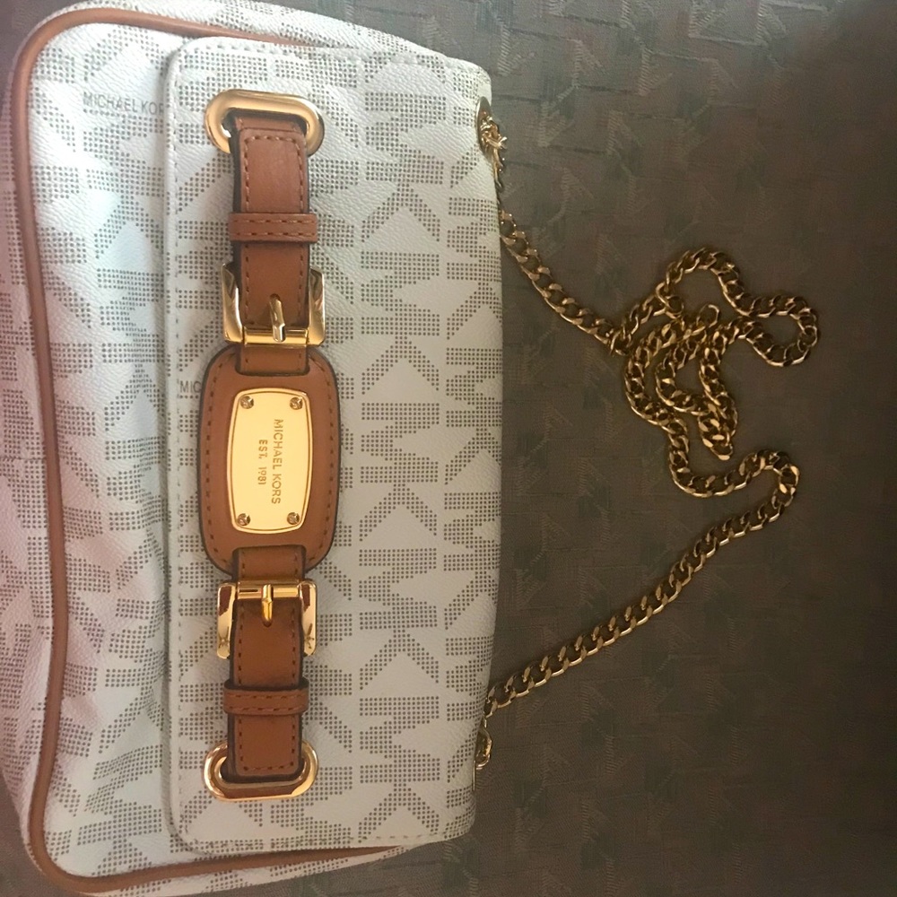 Small Michael Kors Purse. Great Condition.